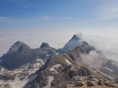 Връх Триглав, езерата Блед и Бохинско, Постойна яма